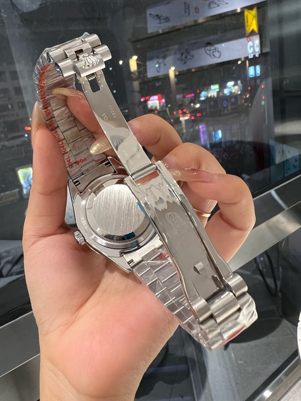 ブランド時計背面デザイン